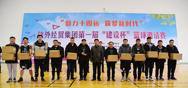 11中共富平縣委常委、政法委書記杜銀虎為第二名獲獎隊(duì)頒獎_副本.jpg